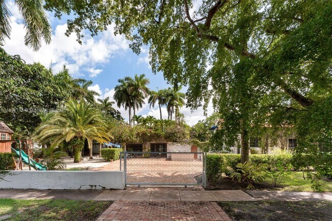 Building Photo - 1624 Granada Blvd