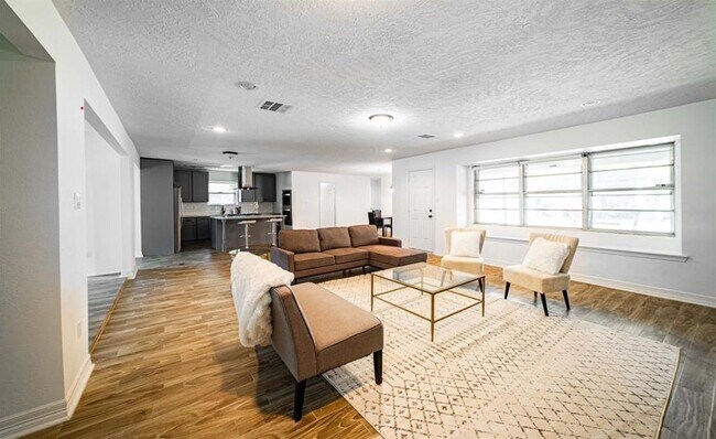 Building Photo - Newly Renovated 4-bedroom Home Inside the Loop