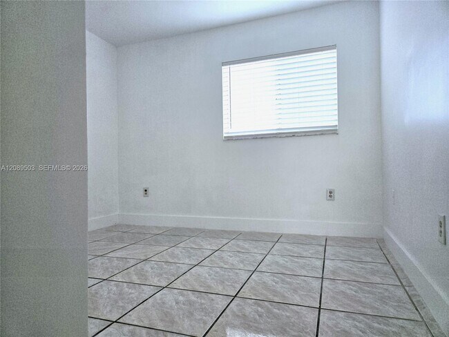 Building Photo - 800 SW 104th Ct