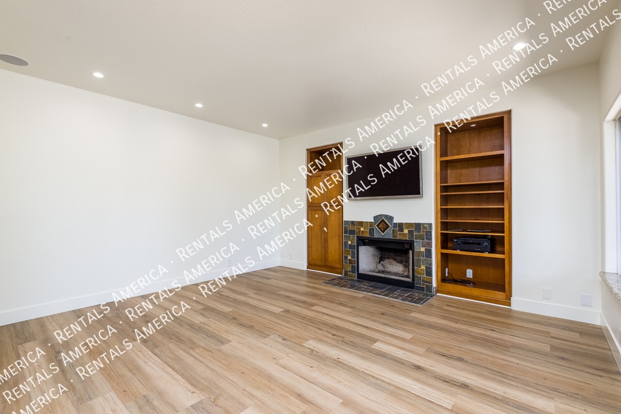 Building Photo - 2342 W Hemlock Ct