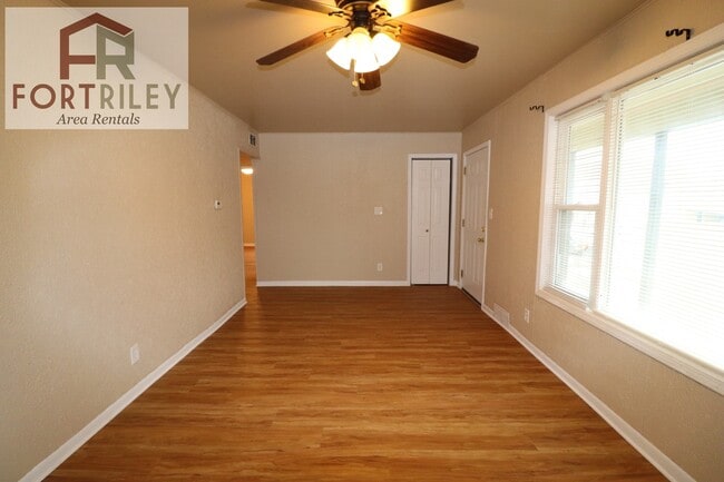 Building Photo - Spacious rental home!