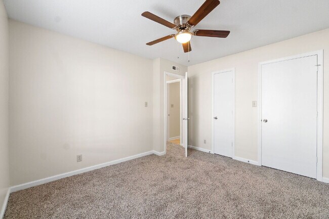 Building Photo - Spacious 2BR with Walk-In Closet, Washer/Dryer & Open Living Area