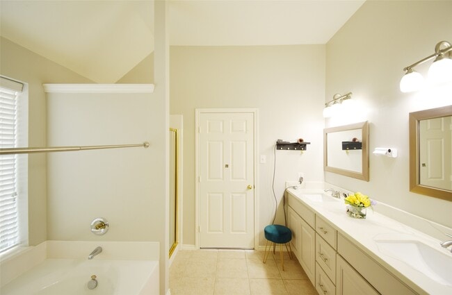 Building Photo - 3219 Summerland Dr