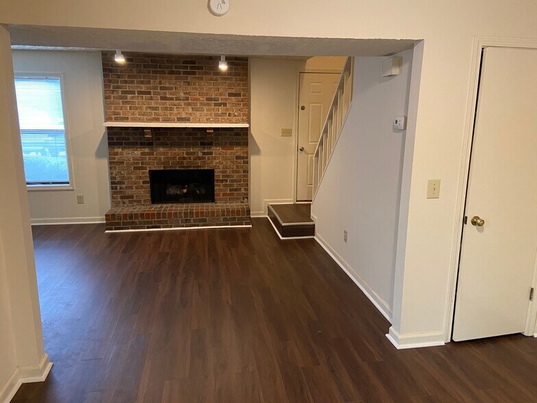 Living room - 897 Ventnor Pl SW