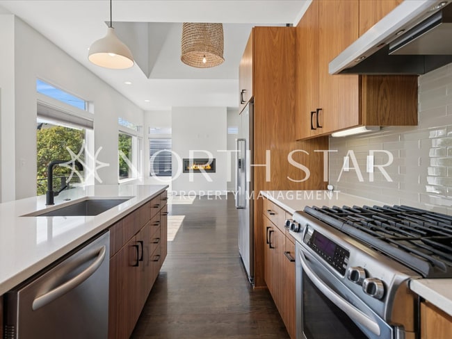 Building Photo - Contemporary Stunner in North East Portland