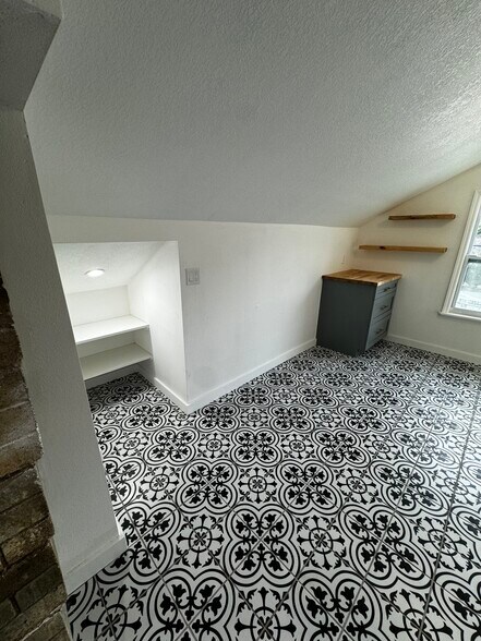 Building Photo - 682 13th Ave NW