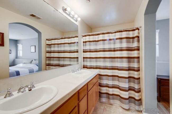 Building Photo - Beautiful 3 BD, 3.5 BA Detached Townhouse ...