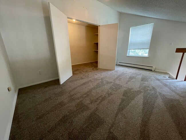 Building Photo - 2 bed 2 bath available now!