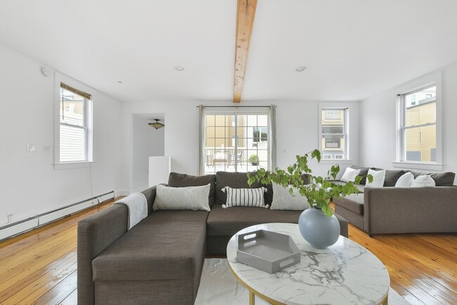 Building Photo - 93 Dresser St