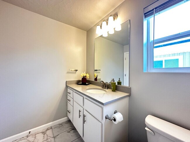 Building Photo - Spacious and Bright Townhome Available Sep...