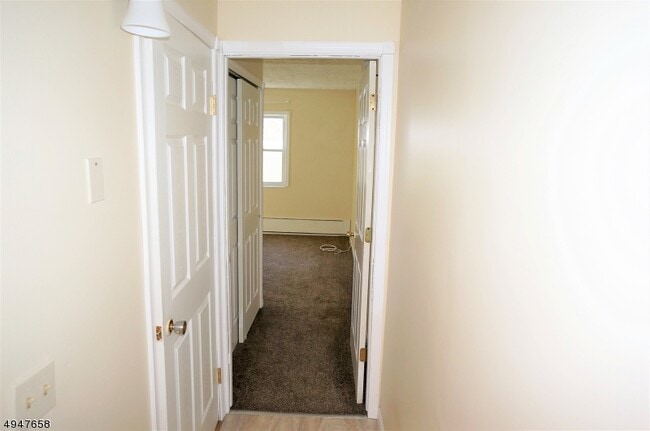 Building Photo - 102 Hemlock Hill