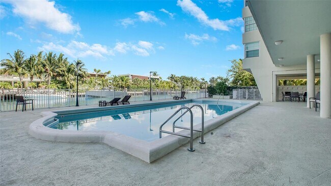 Building Photo - 9500 W Bay Harbor Dr