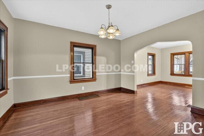 Building Photo - 2041 Loxley Rd