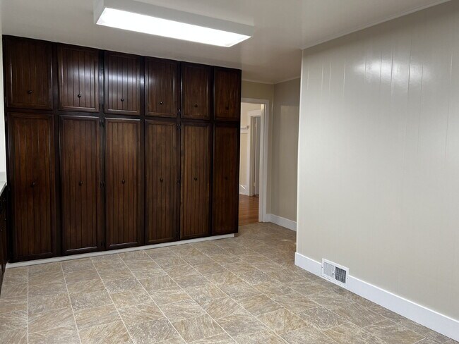 Building Photo - Bright and Spacious 5 Bedroom Home in San Anselmo