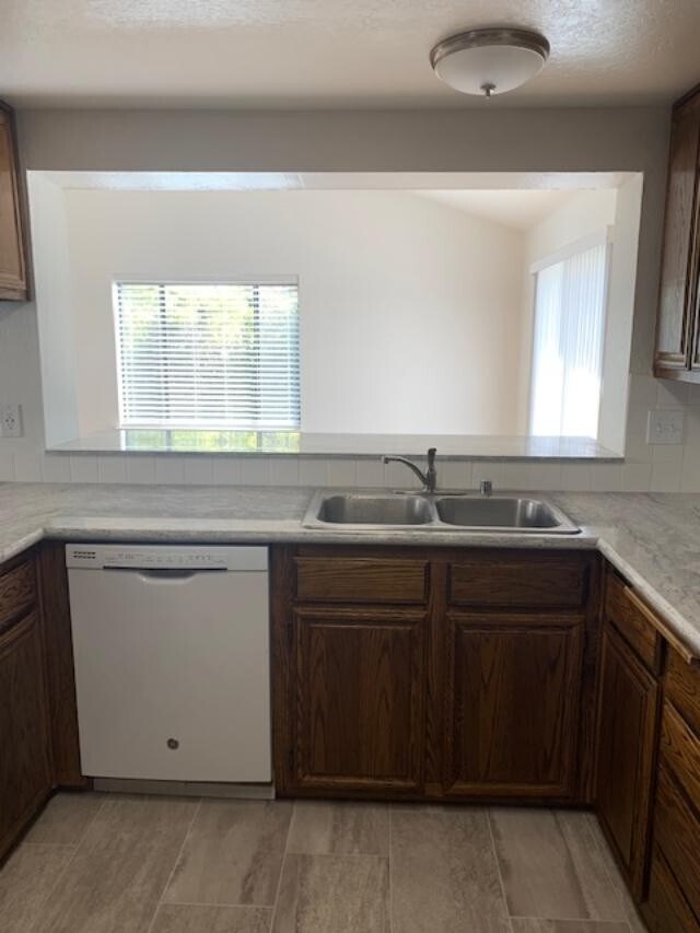 Building Photo - Awesome 3 Bedroom Home! Great Price, Great Location And It's Available Now!