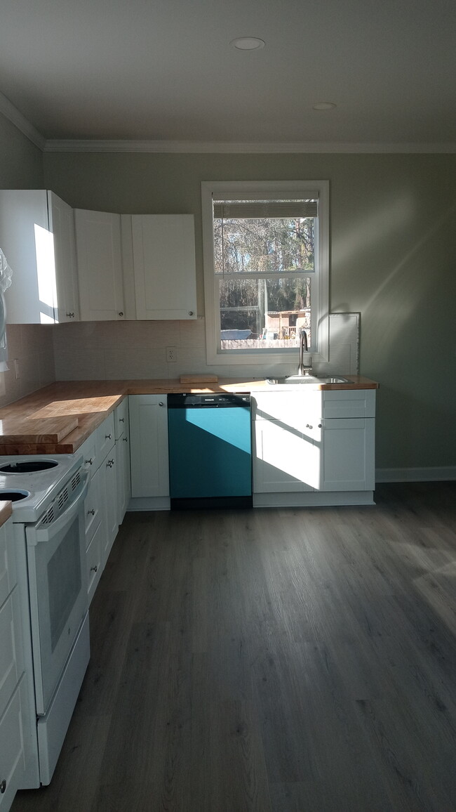 New stove and dishwasher - 9577 Highway 90