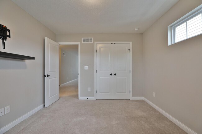 Building Photo - 1412 Leesland Dr