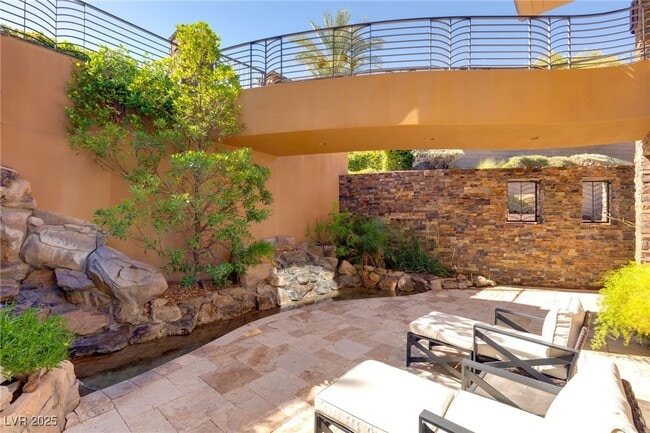 Building Photo - 2 Castle Oaks Ct