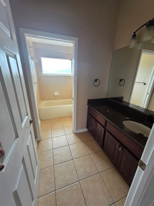 Building Photo - Beautiful and Spacious