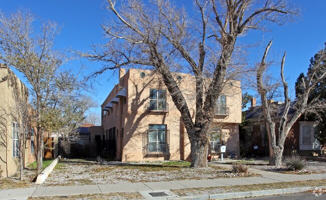 Building Photo - 913 Copper Ave NW