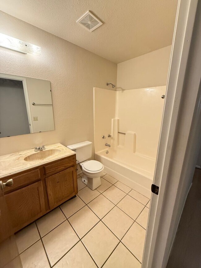 Building Photo - 404 N Nolan River Rd