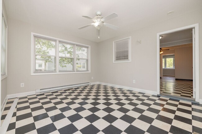 Building Photo - Freshly Renovated 2-Bedroom Home in Quiet ...