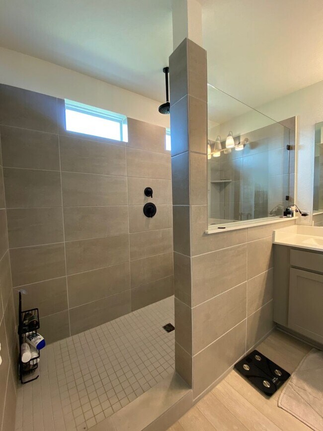 Building Photo - Move in Ready 3 BD/2.5 BA with a Garage Mi...