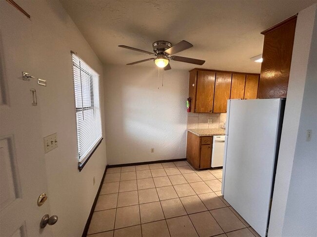 Building Photo - 1912 SW D Ave