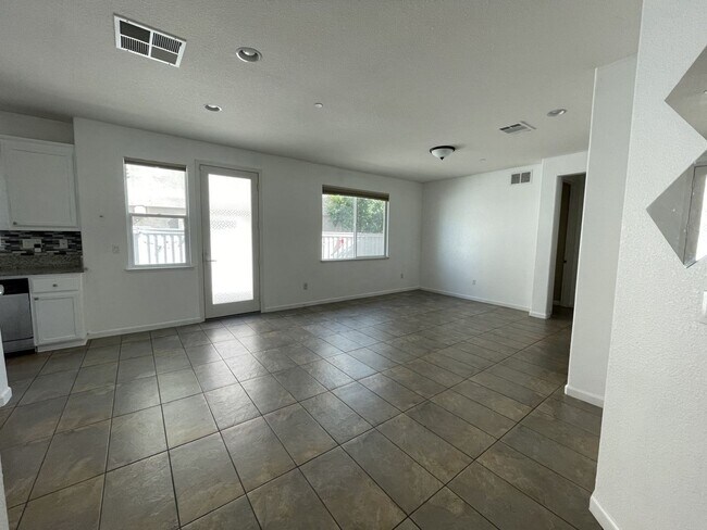 Building Photo - 1348 Encore Dr