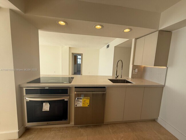 Building Photo - 1420 Brickell Bay Dr