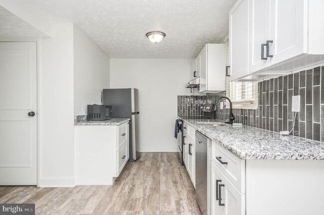 Building Photo - 14550 Farmcrest Pl