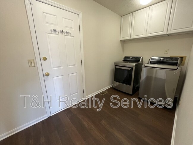 Building Photo - 6827 Antelope Dr