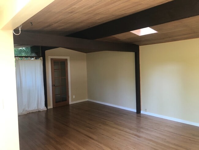 Building Photo - Maple Leaf, Two Bedroom, Woodsy Yard