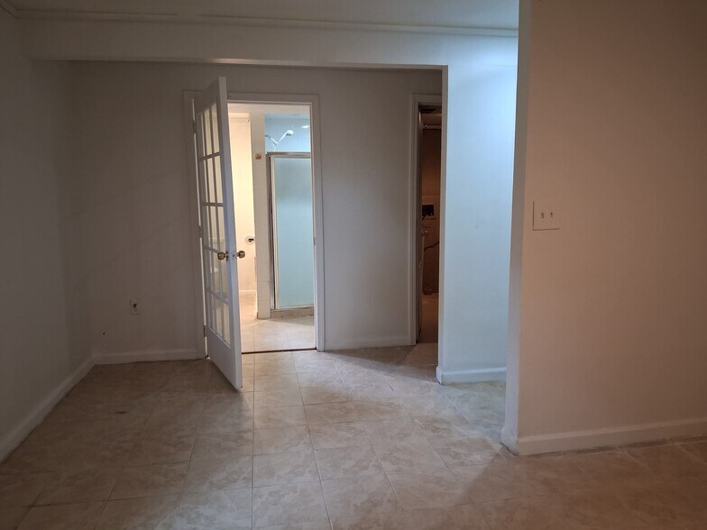 Building Photo - 146 N Saxony Dr