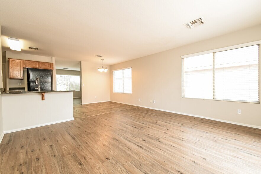 Building Photo - 8706 E Capri Ave