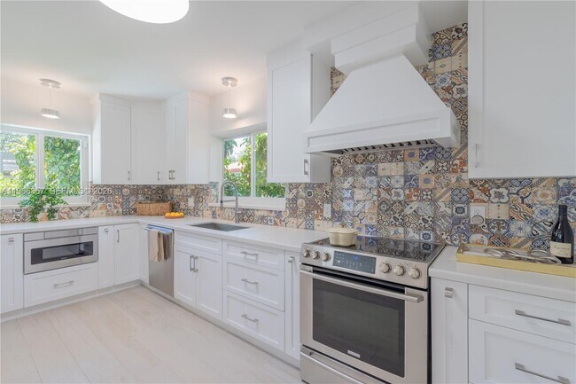 Building Photo - 920 Alava Ave