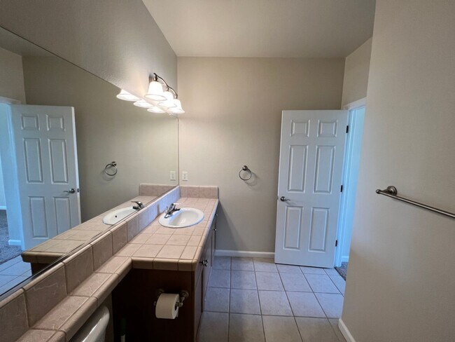 Building Photo - Beautiful 4 Bedroom Home in the Villas Gat...