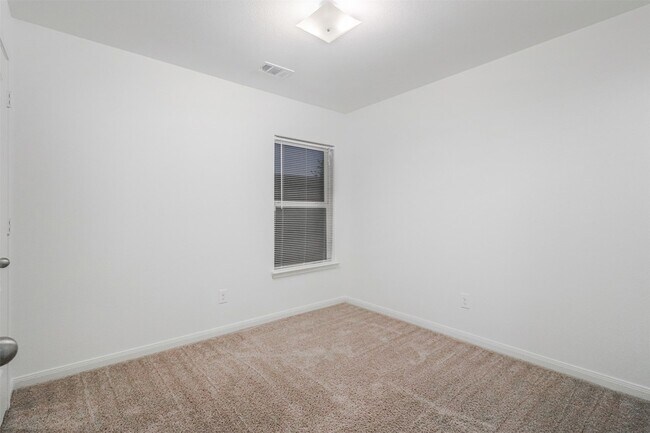 Building Photo - 1208 Bluffview Dr