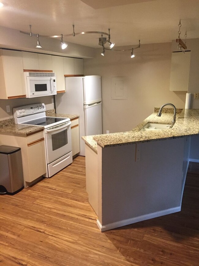 Building Photo - 2B/2B Updated Condo with Loft in the Seaso...