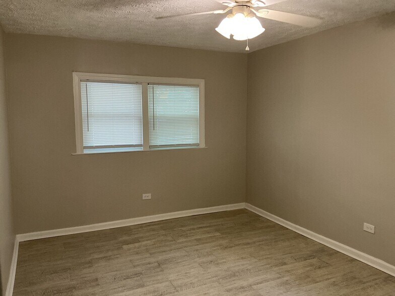 Building Photo - 38 Green Acres Dr