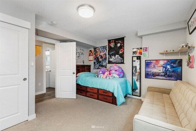 Building Photo - Beautiful 4 Bedroom Close to Everything!