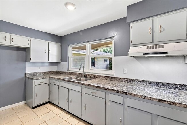 Building Photo - 2622 SW 35th Ave