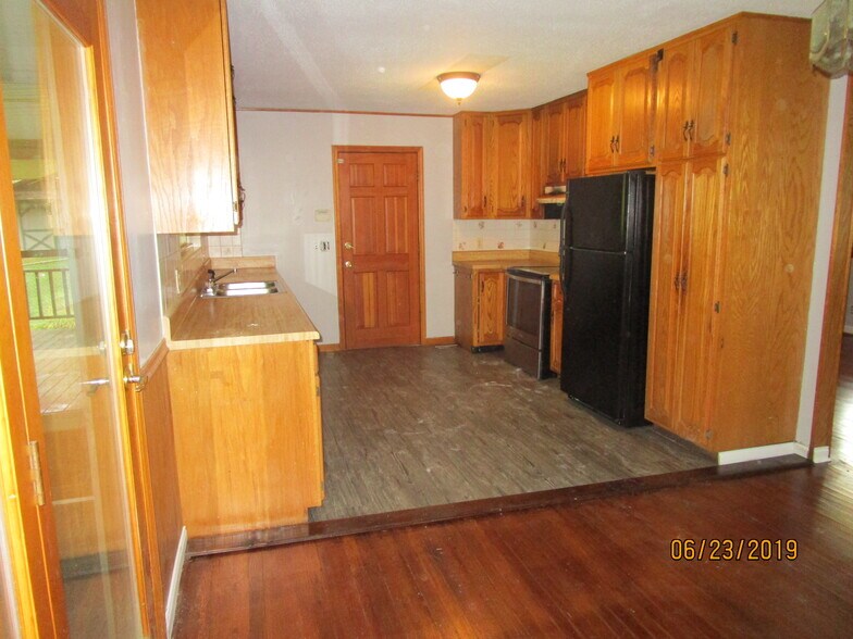 Kitchen - 4401 Byrd Ave