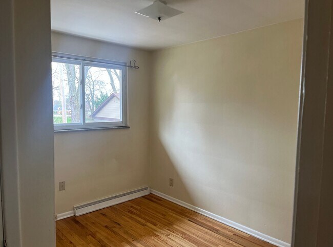 Building Photo - 321 Thorne Ave NE