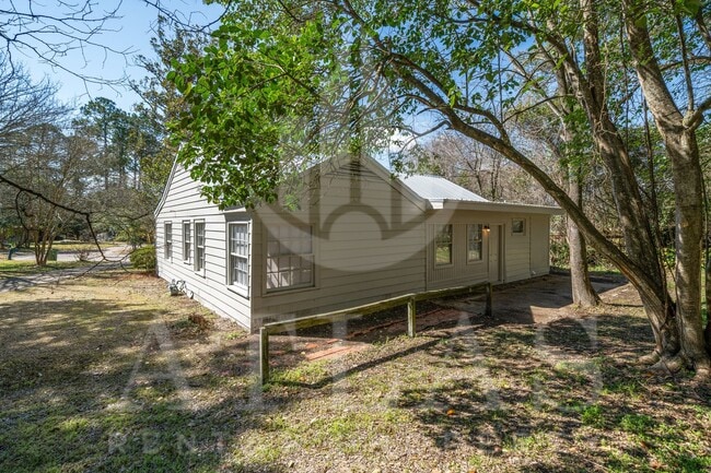 Building Photo - Spacious 3BR/2BA – 1,480 Sq Ft of Comforta...