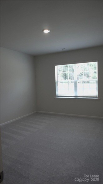 Building Photo - 106 White Apple Wy