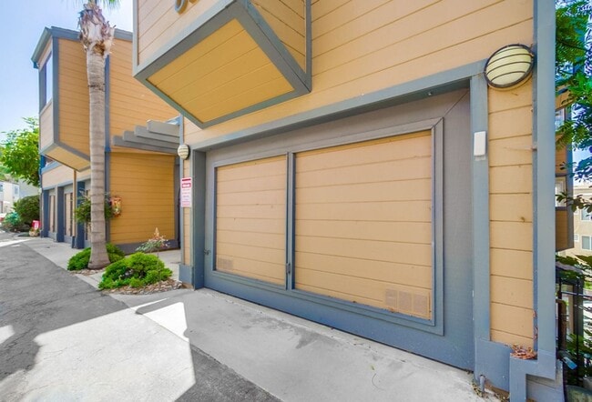 Building Photo - Prime Carlsbad Location - Available July 2025