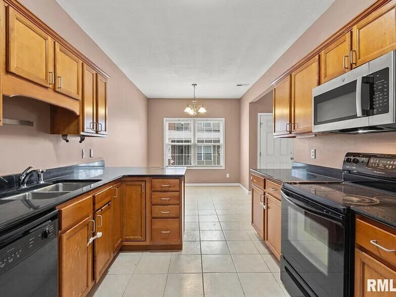 Building Photo - 11217 North Oakwood Drive