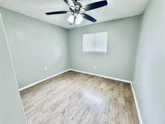 Building Photo - 1912 Valley Hill Cir