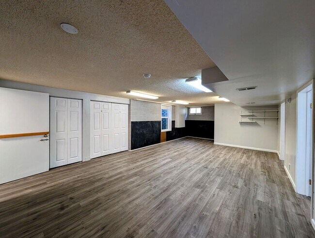Primary Photo - Low maintenance 3 bedroom!